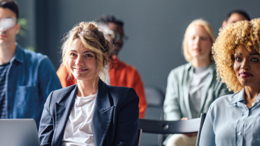 Teilnehmerin eines Seminars lächelt